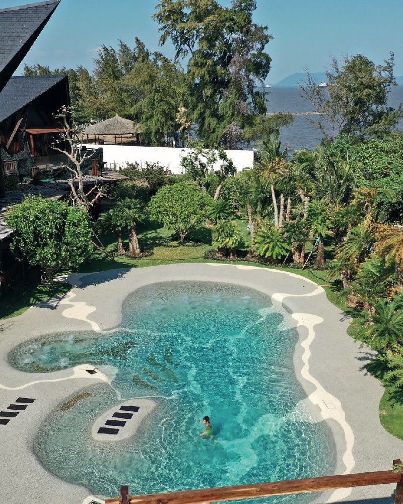美蒂石山野度假泳池原生砾石露台 | Meidis Luxury Mountain Retreat Organic Aggregate Pool Deck