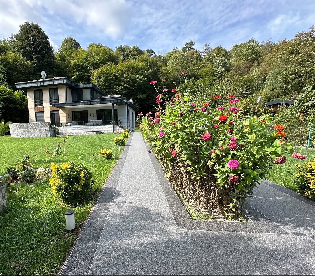 户外庭院案例｜山林现代别墅双色收边景观步道
